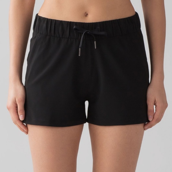 Lululemon On The Fly Shorts 2.5" Size 2 Black - Picture 1 of 5